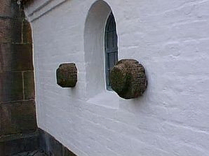 Kirkens brudstykker af en granitsøjle